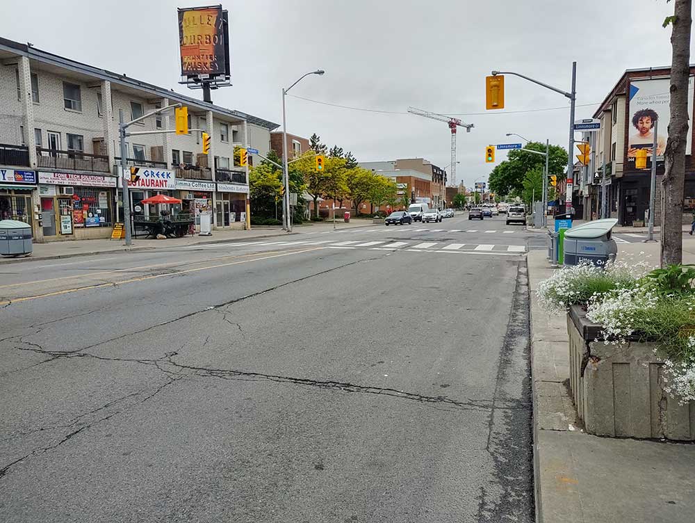 Motorola moto z4 sample photo: A city street