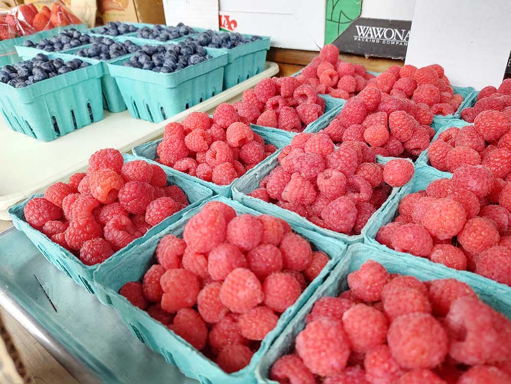 Motorola moto z4 sample photo: Closeup of raspberries