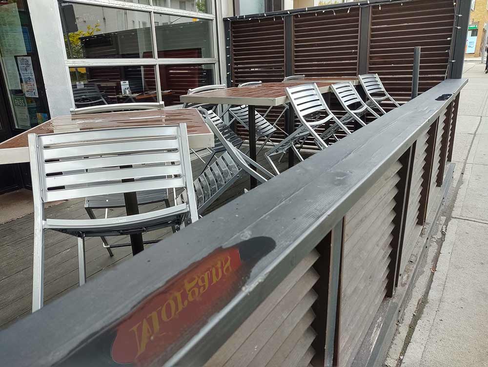 Motorola moto z4 sample photo: Restaurant patio