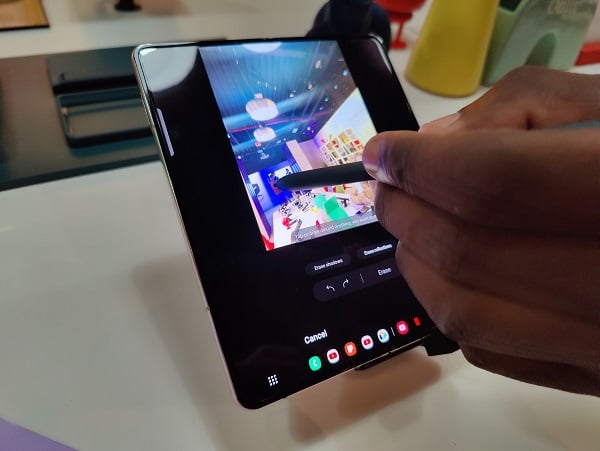 Samsung Galaxy Z Fold4 Review - Navigating the Samsung Galaxy Z Fold4 with the S-Pen stylus