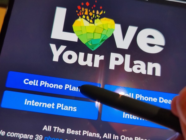 Samsung Galaxy Z Fold4 Review - Close up of the S-Pen navigating the Samsing Galaxy Z Fold4