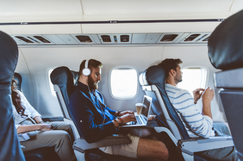 United Announces Onboard Starlink Wi-Fi; Astronomers Warn of Interference Concerns