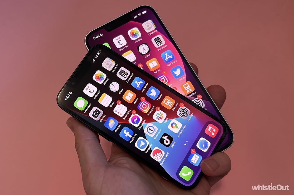 iPhone 13 and iPhone 13 mini side by side