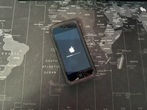 iPhone 6s downloading security patch. iPhone 6s downloading security patch.