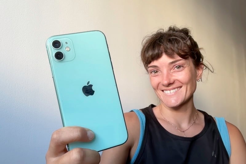Jessica holding up her iPhone.