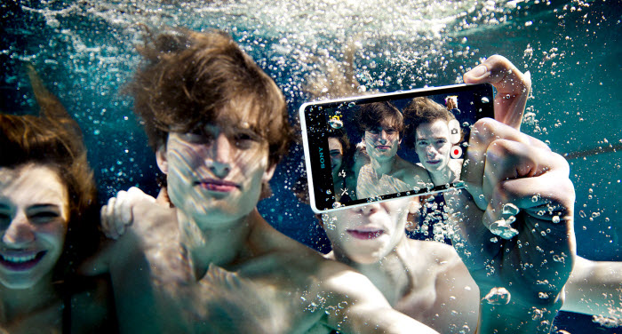 Sony Xperia ZR underwater (700px)
